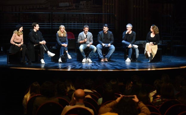 Antonio Banderas, junto a parte del elenco, durante el coloquio con los alumnos de la ESAD. 