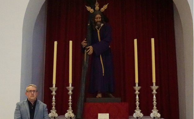 El hermano mayor de la Mediadora, delante del Nazareno Redentor del Mundo. 