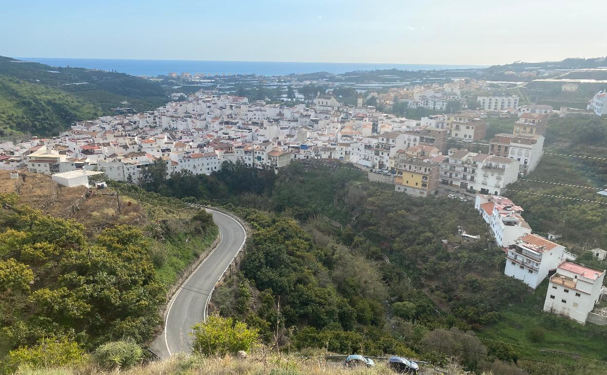 Panorámica del casco urbano de Algarrobo pueblo desde un monte cercano, con 6.551 vecinos en 2021. 