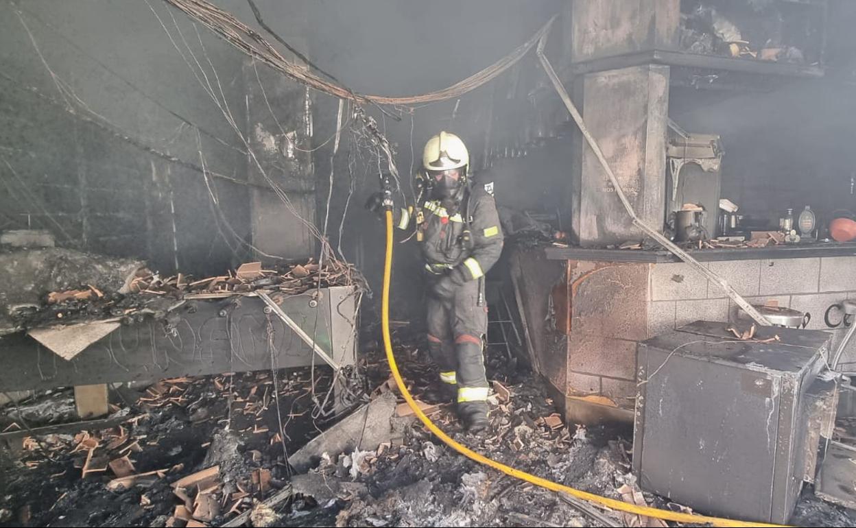 Estado del bar tras el incendio.