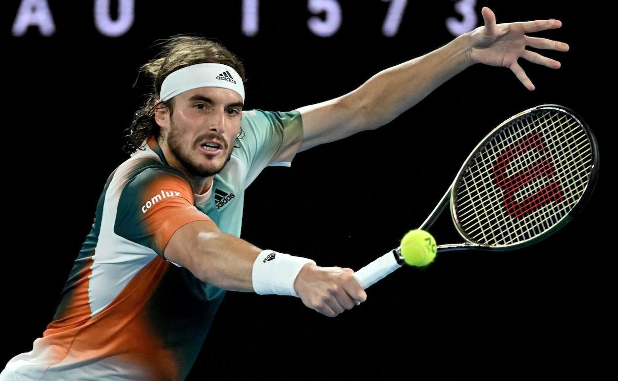 Stefanos Tsitsipas, en un golpe de revés en el Abierto de Australia. 