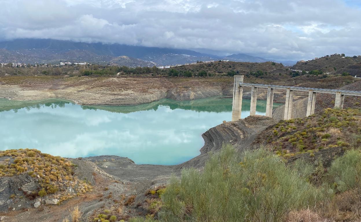 El embalse de La Viñuela está a apenas el 15,4% de su capacidad, con 25,4 hectómetros cúbicos almacenados. 