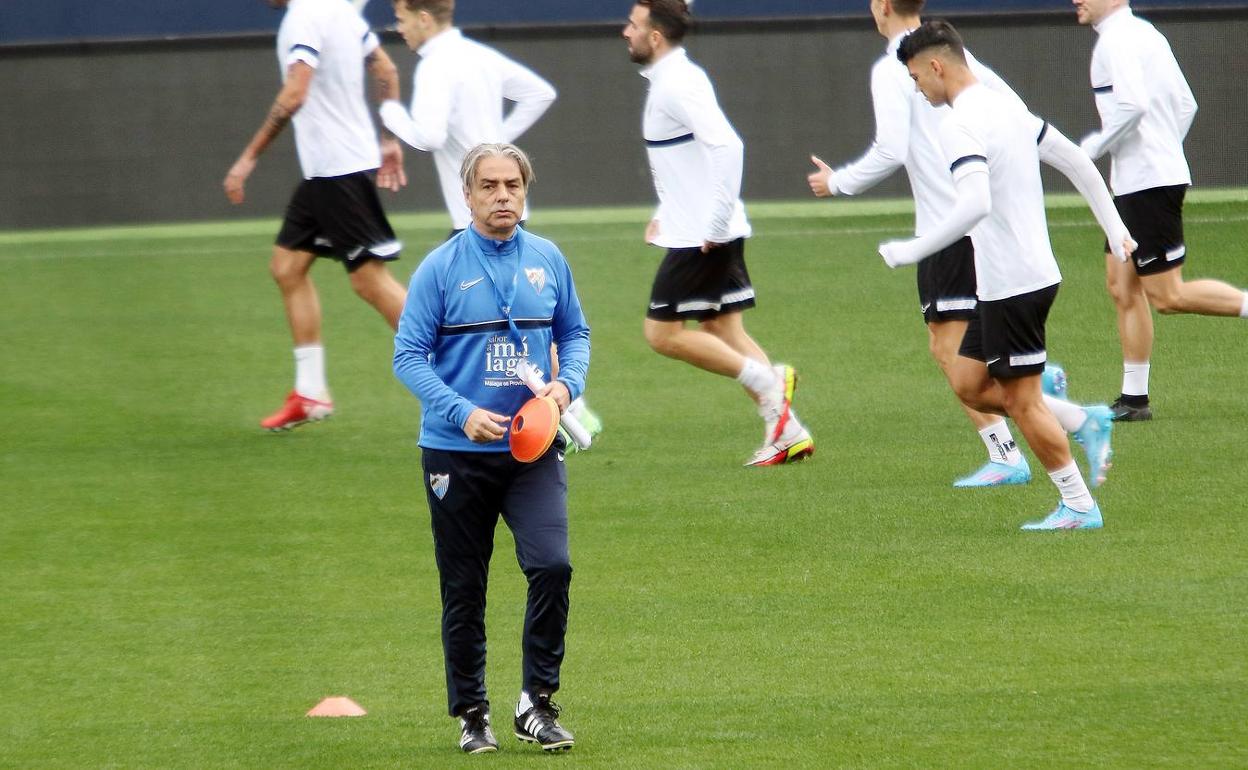 Natxo González, durante el entrenamiento de ayer en La Rosaleda. 