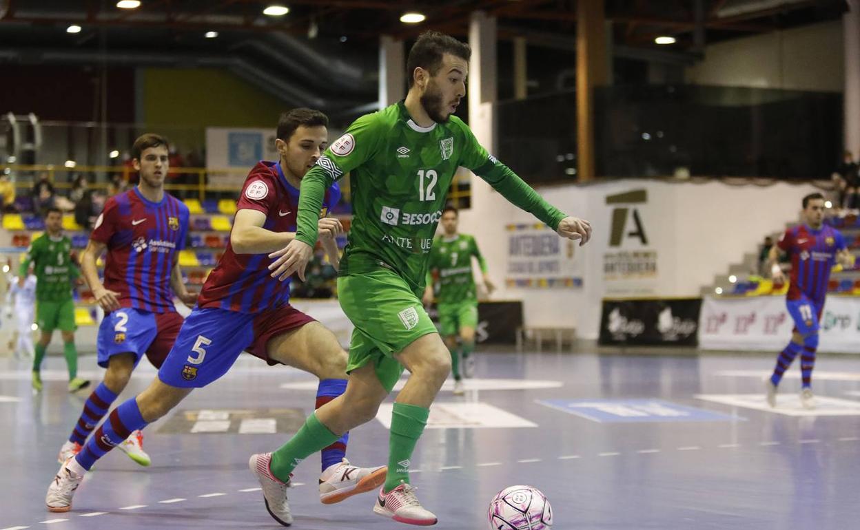 Cobarro se escapa de un contrario en el partido ante el Barcelona. 