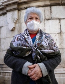 Imagen secundaria 2 - Arriba, Remedios Ramos y Máximo de Santos. Abajo, banderas republicanas y del PCE en la marcha. A la derecha, Milagros Jaime. 