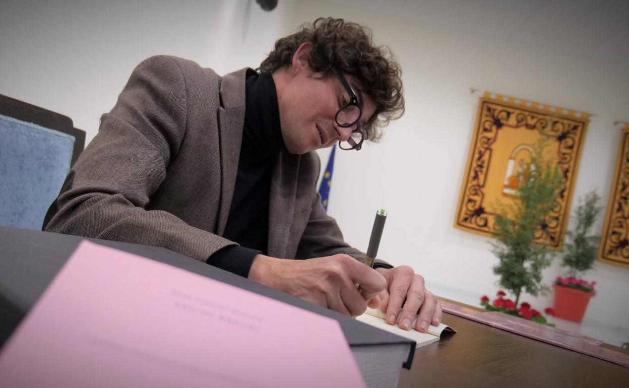 Juan Antonio Bernier, primer premio de poesía Ciudad de Estepona