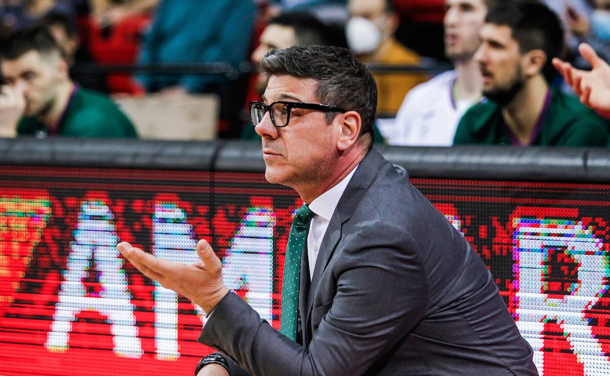 Fotis Katsikaris, entrenador del Unicaja, durante el partido contra Casademont Zaragoza.