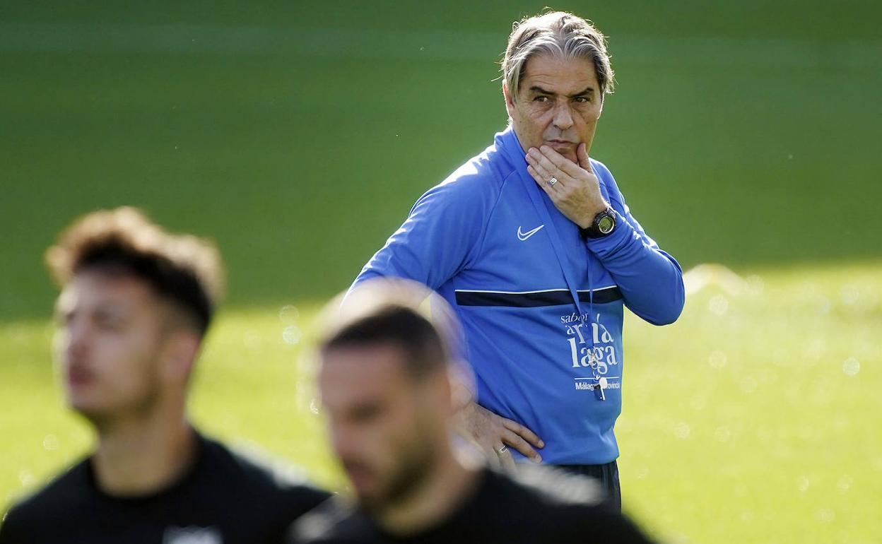 El técnico del Málaga, Natxo González, pensativo durante un entrenamiento en La Rosaleda.