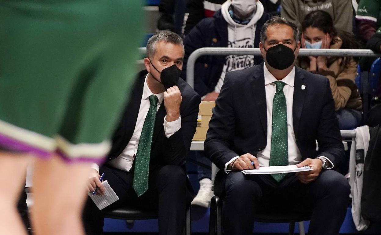 Ángel Cañete y Paco Aurioles, durante un partido en el Carpena. 