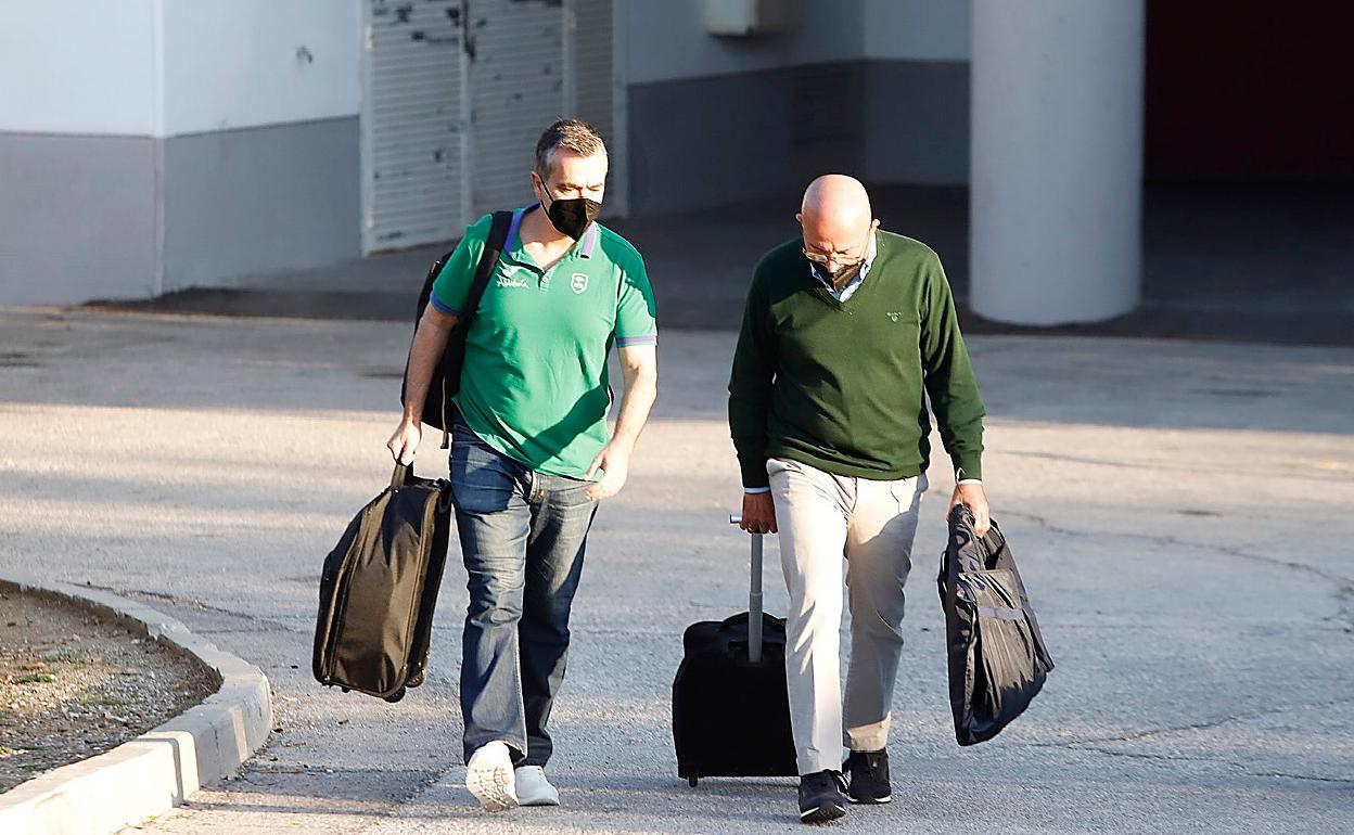 Ángel Sánchez-Cañete y el presidente del Unicaja, Antonio López Nieto saliendo del Palacio esta mañana. 