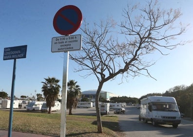 Imagen secundaria 1 - La prohibición de estacionar por la noche obliga a buscar nuevo destinos.