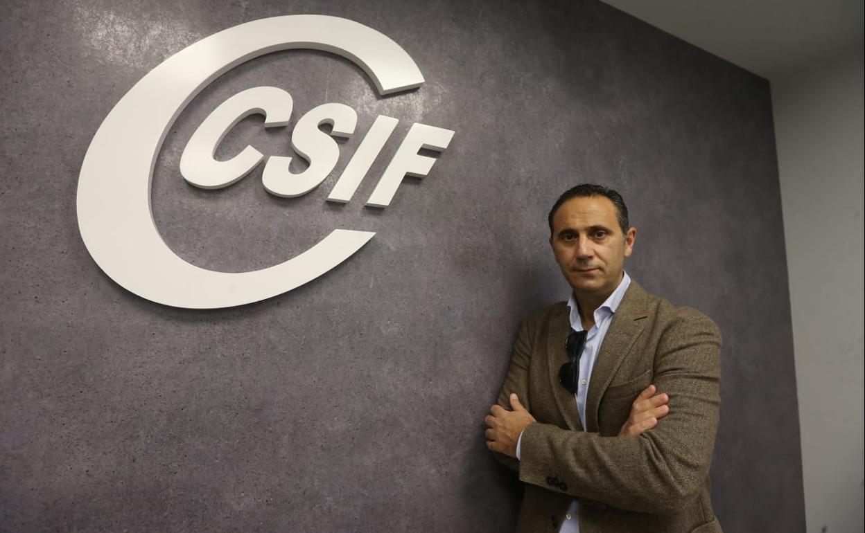 Germán Girela, en las oficinas que tiene CSIF en Málaga, antes de afrontar la entrevista. 