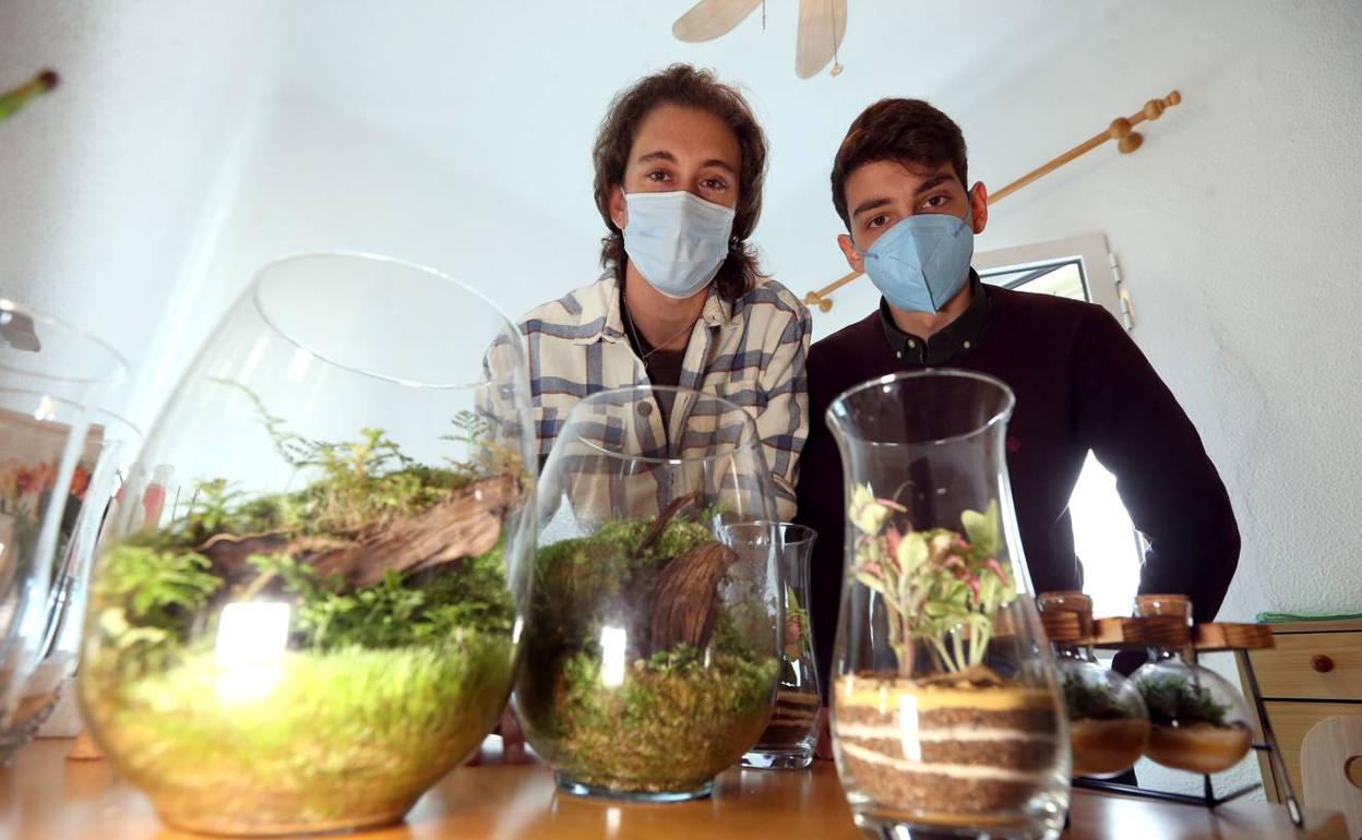 Víctor Muñoz e Ignacio Colombo, junto a algunos de los terrarios de Ecodecs. 