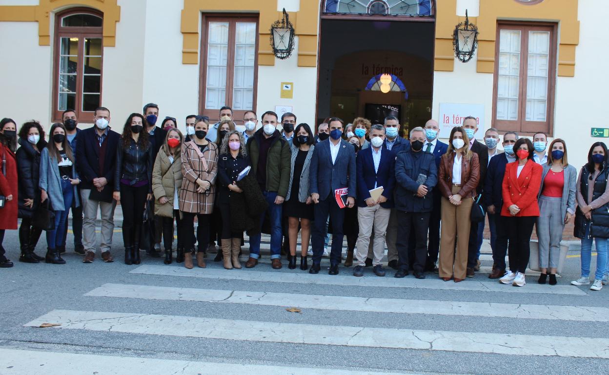 Pérez, con los integrantes de la ejecutiva, antes de la reunión de este lunes.