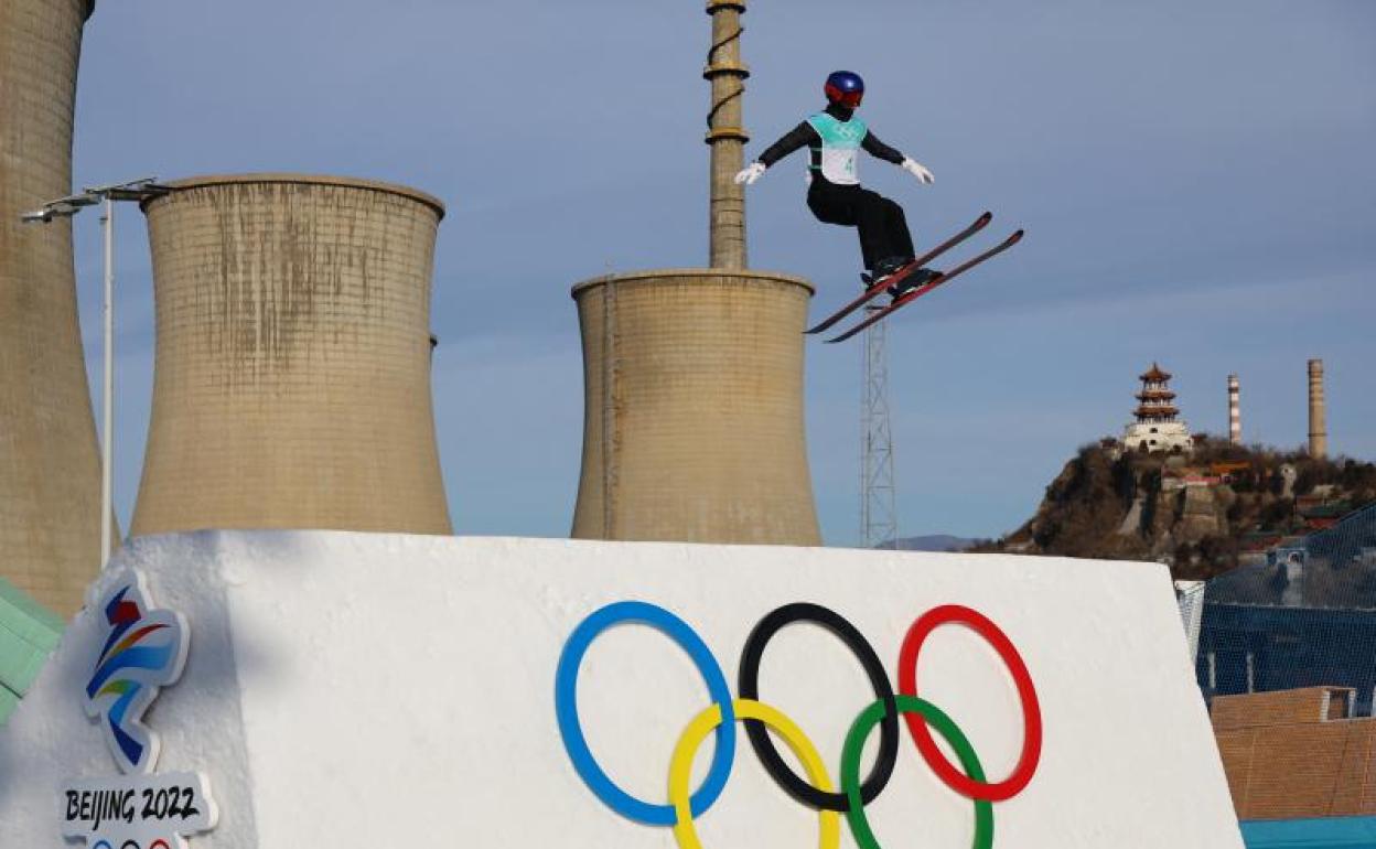 La esquiadora de origen estadounidense Eileen Gu, en un entrenamiento en Pekín 2022. 