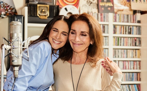 Nuria Fergó y Ana Belén, en un momento de la grabación de la canción. 