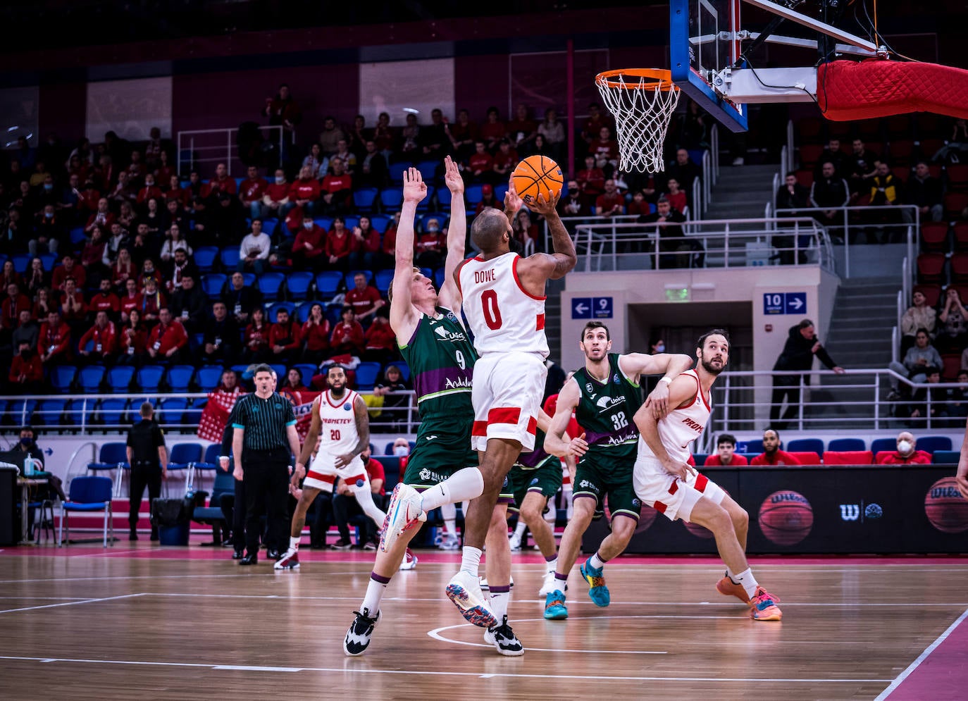 Derrota del Unicaja en su visita al Prometey, en la Champions League. 