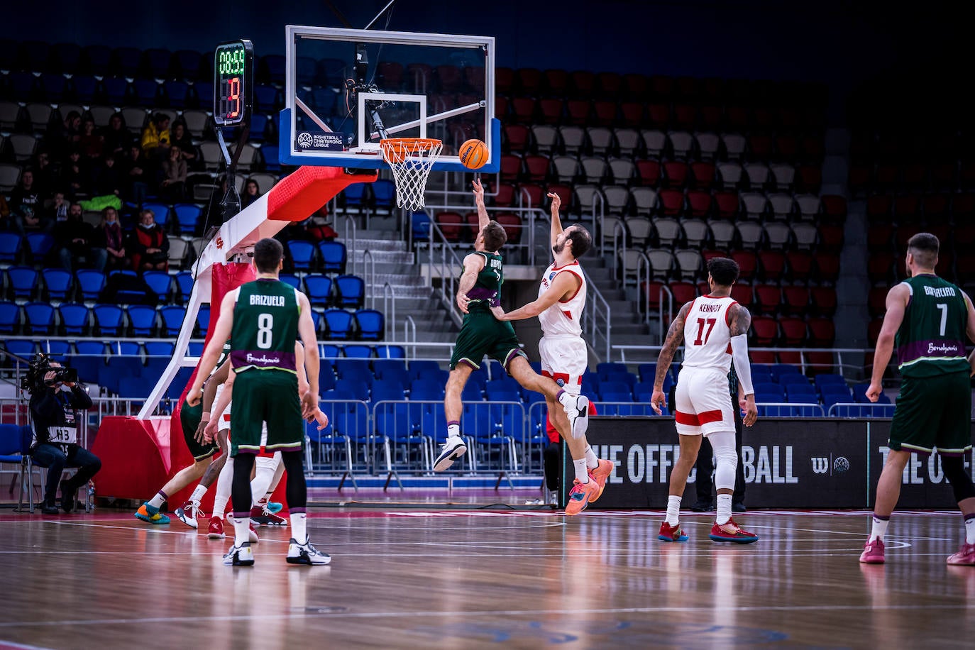 Derrota del Unicaja en su visita al Prometey, en la Champions League. 