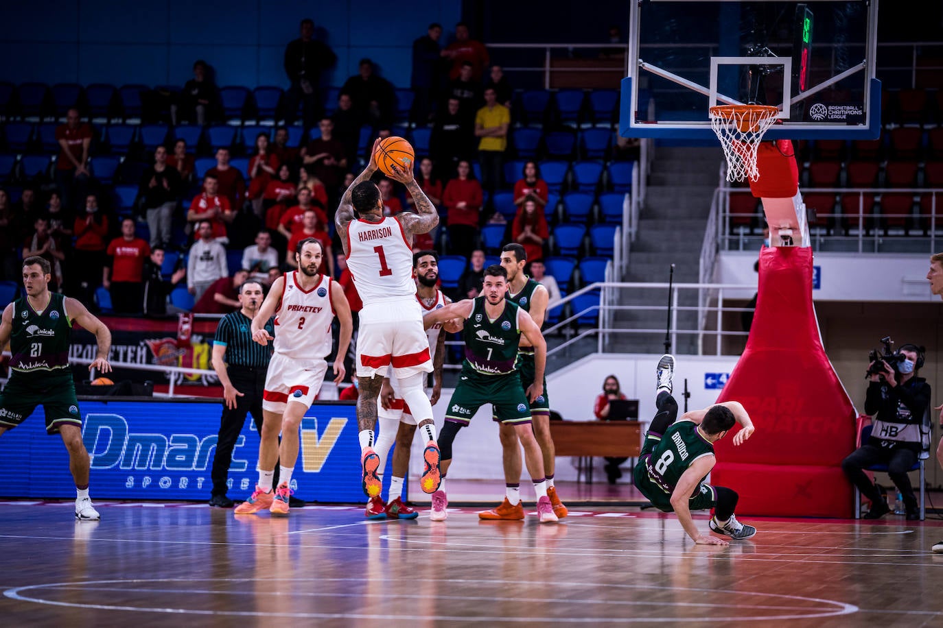 Derrota del Unicaja en su visita al Prometey, en la Champions League. 