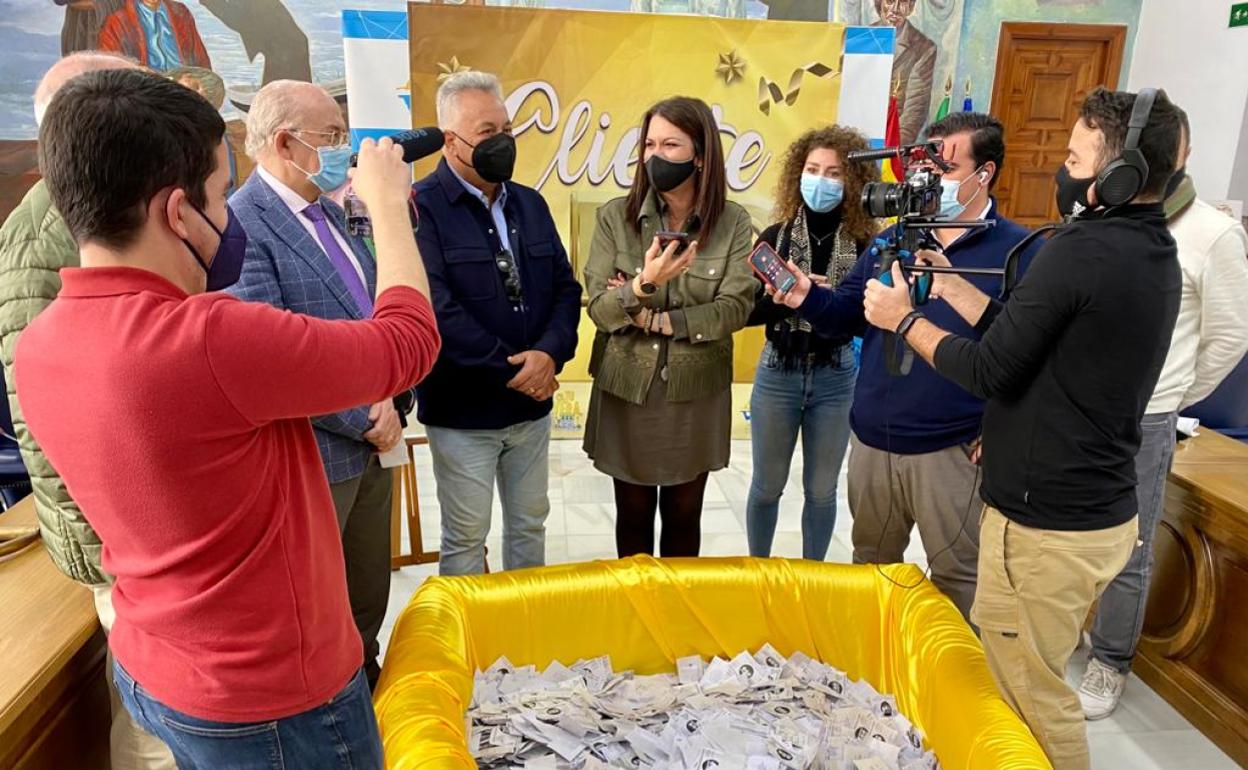 Acto del sorteo celebrado este martes en el salón de plenos rinconero. 