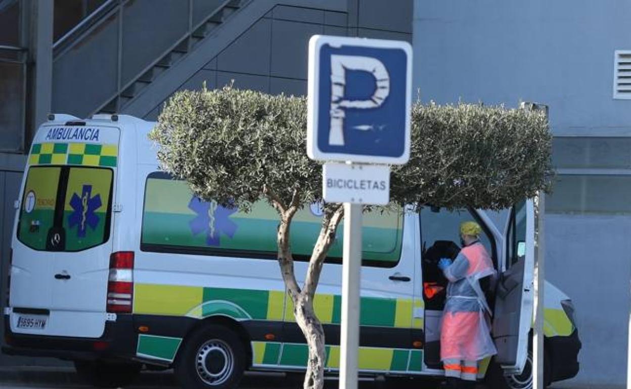 Imagen de una ambulancia en el exterior del Hospital Clínico. 