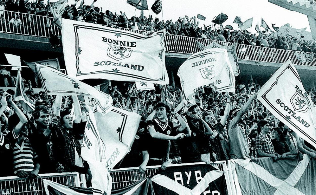 Aficionados escoceses, durante un partido de su selección en La Rosaleda durante el Mundial 82. 