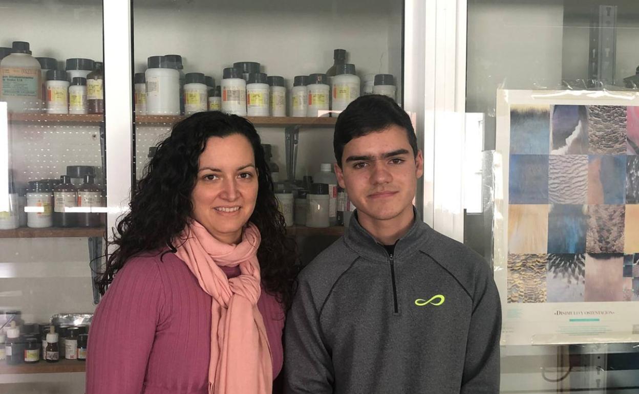 Daniel Bulnes, junto a su profesora de Biología Isabel Ruiz, del Instituto Ben Al-Baytar, de Benalmádena.