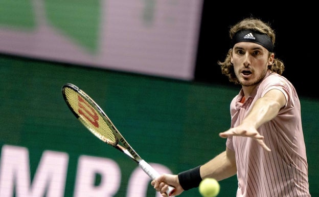 Setafanos Tsitsipas se acomoda para el golpeo de derecha en el partido de este martes. 