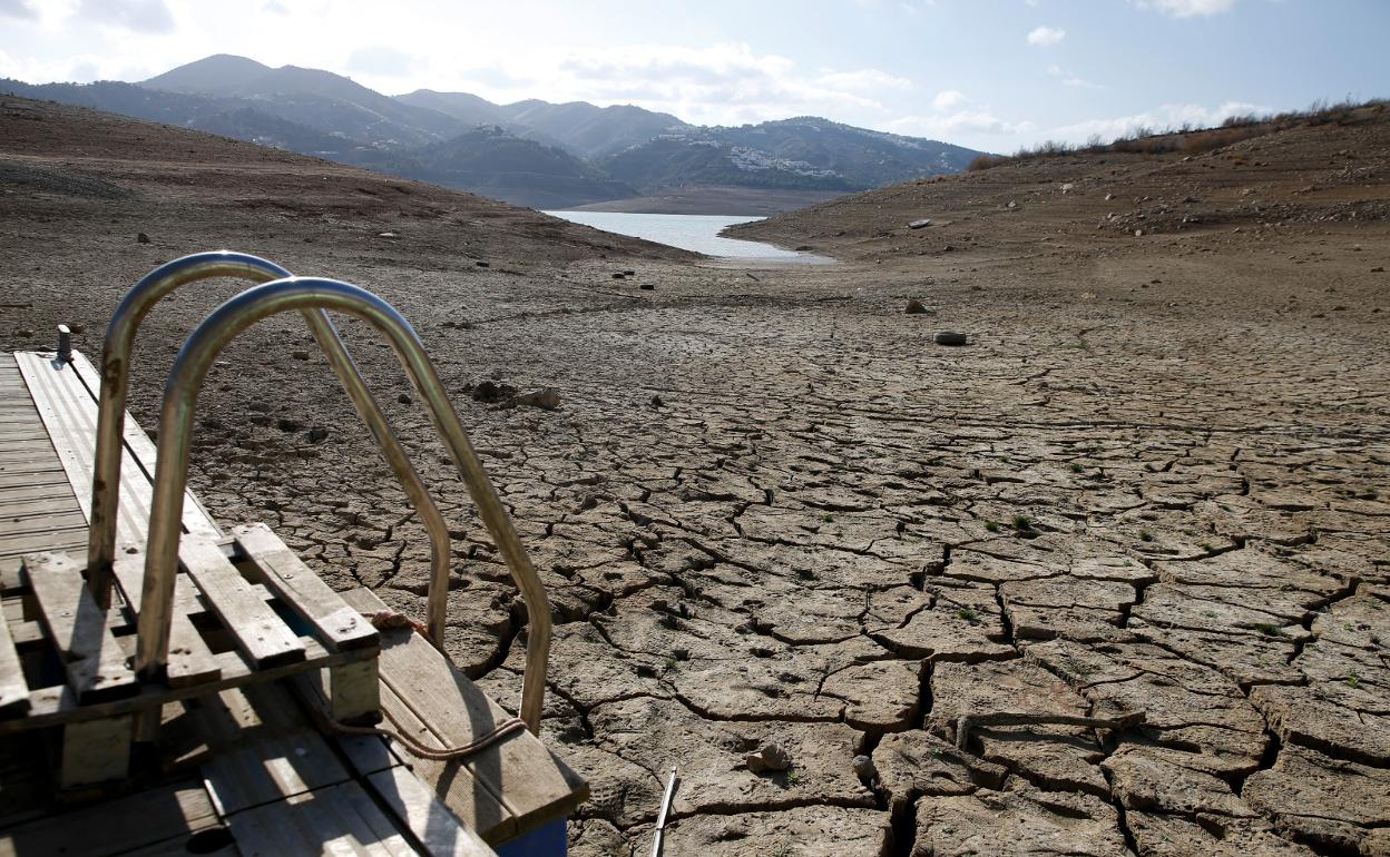 La Viñuela lleva meses sin recibir aportes de agua por la escasez de lluvias. 