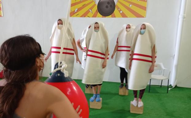 Imagen principal - Humor Amarillo Málaga: originales despedidas de soltero al estilo del mítico concurso japonés