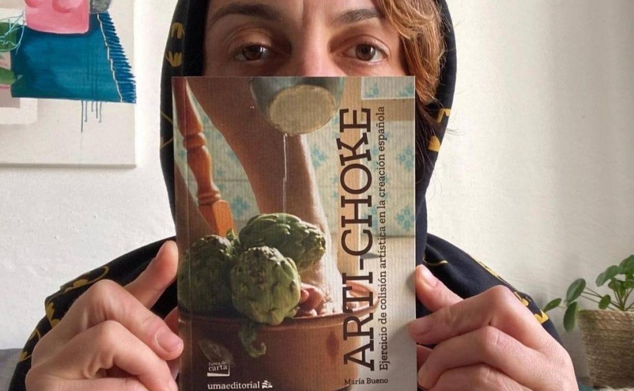 Cristina Savage, artista afincada en Málaga, aparece en las páginas de este libro de María Bueno. 