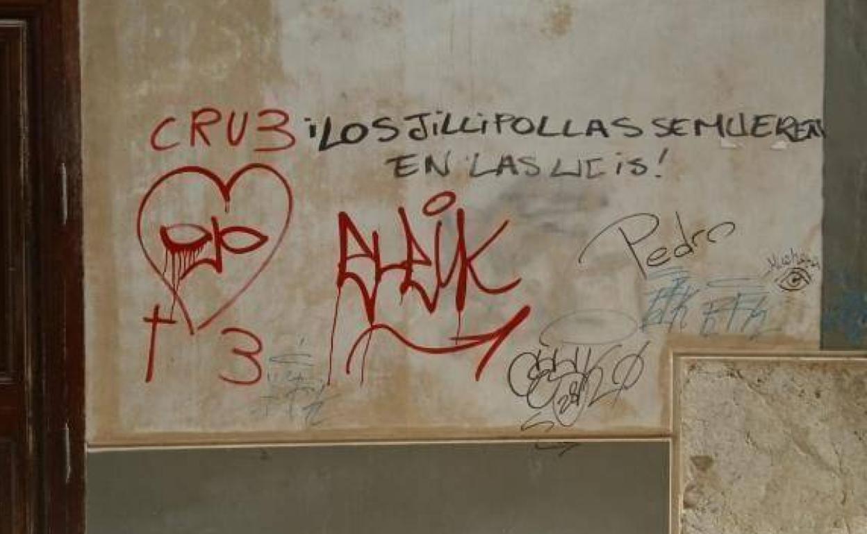 Vista de una de las múltiples pintadas de la calle Beatas. 