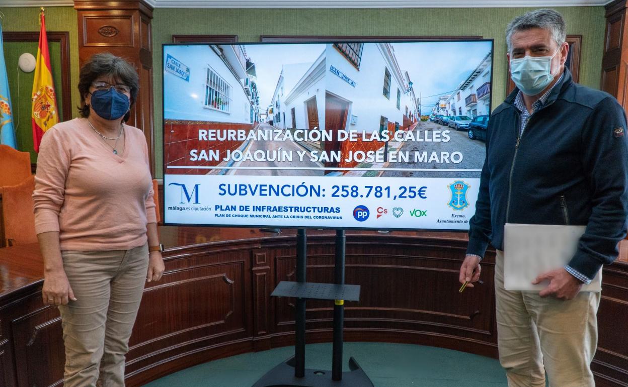 La alcaldesa pedánea de Maro y el alcalde de Nerja, en la presentación de las obras. 