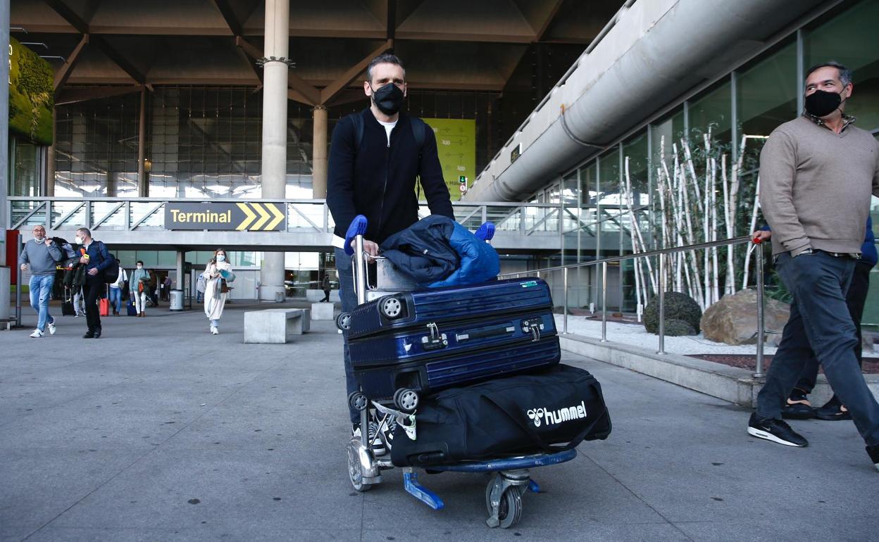 Ibón Navarro, ayer a su llegada al aeropuerto de Málaga. 