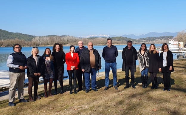 La junta directiva de la Federación Española de Remo (la presidenta, Asunción Loriente es la quinta por la izquierda), este miércoles junto al lago de Bañolas. 