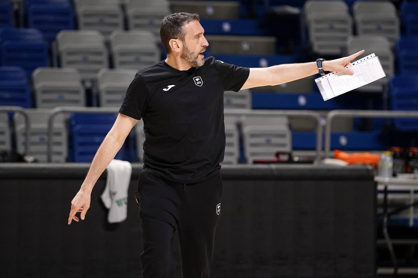 Ibon Navarro dirigió este mediodía su primer entrenamiento como técnico del Unicaja.