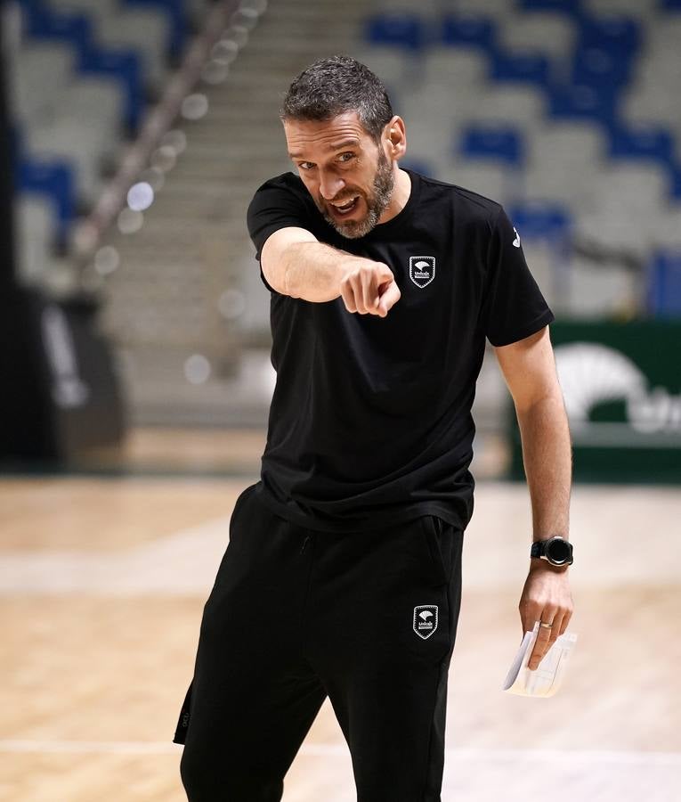 Ibon Navarro dirigió este mediodía su primer entrenamiento como técnico del Unicaja.