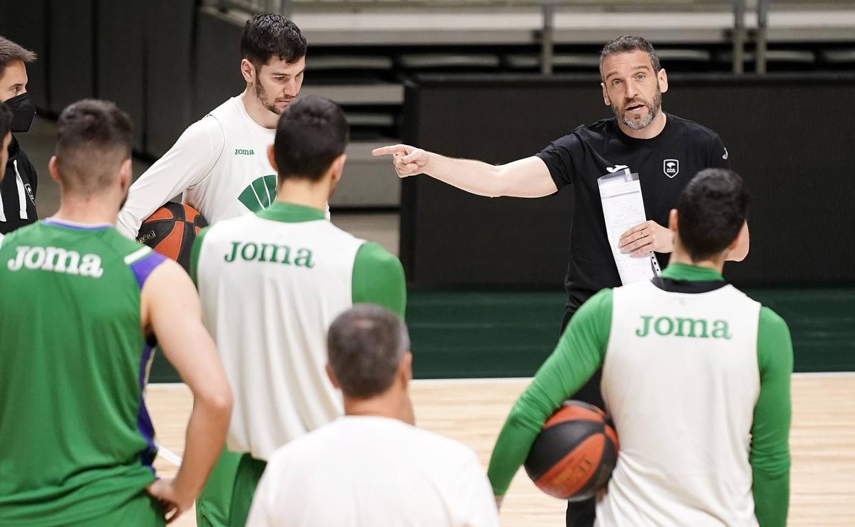 Ibon Navarro se dirige a sus jugadores antes de empezar el entrenamiento en el Palacio.