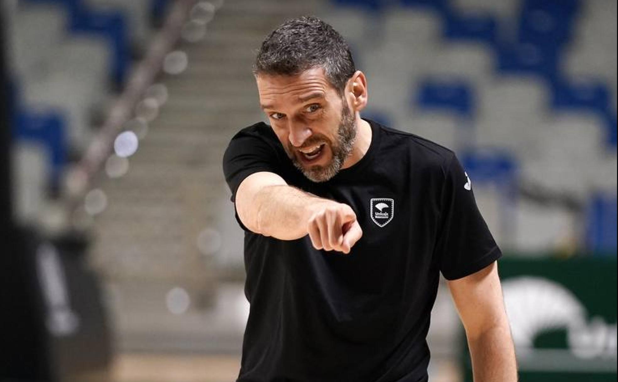 Ibon Navarro da instrucciones durante su primer entrenamiento en el Palacio de los Deportes. 