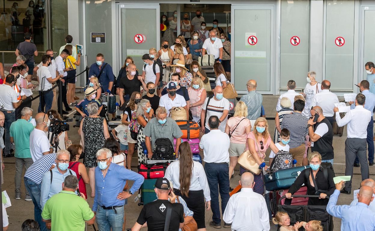 Turistas salen del aeropuerto de Málaga en busca de sus destinos de vacaciones. 