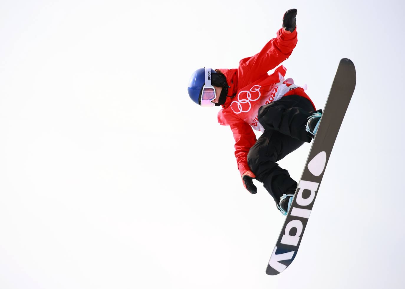 Queralt Castellet, durante el ejercicio que le ha valido la medalla de planta la final de snowboard halfpipe de los Juegos Olímpicos de Pekín 2022. 