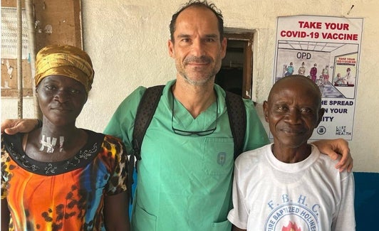 César Ramírez, con dos pacientes. 