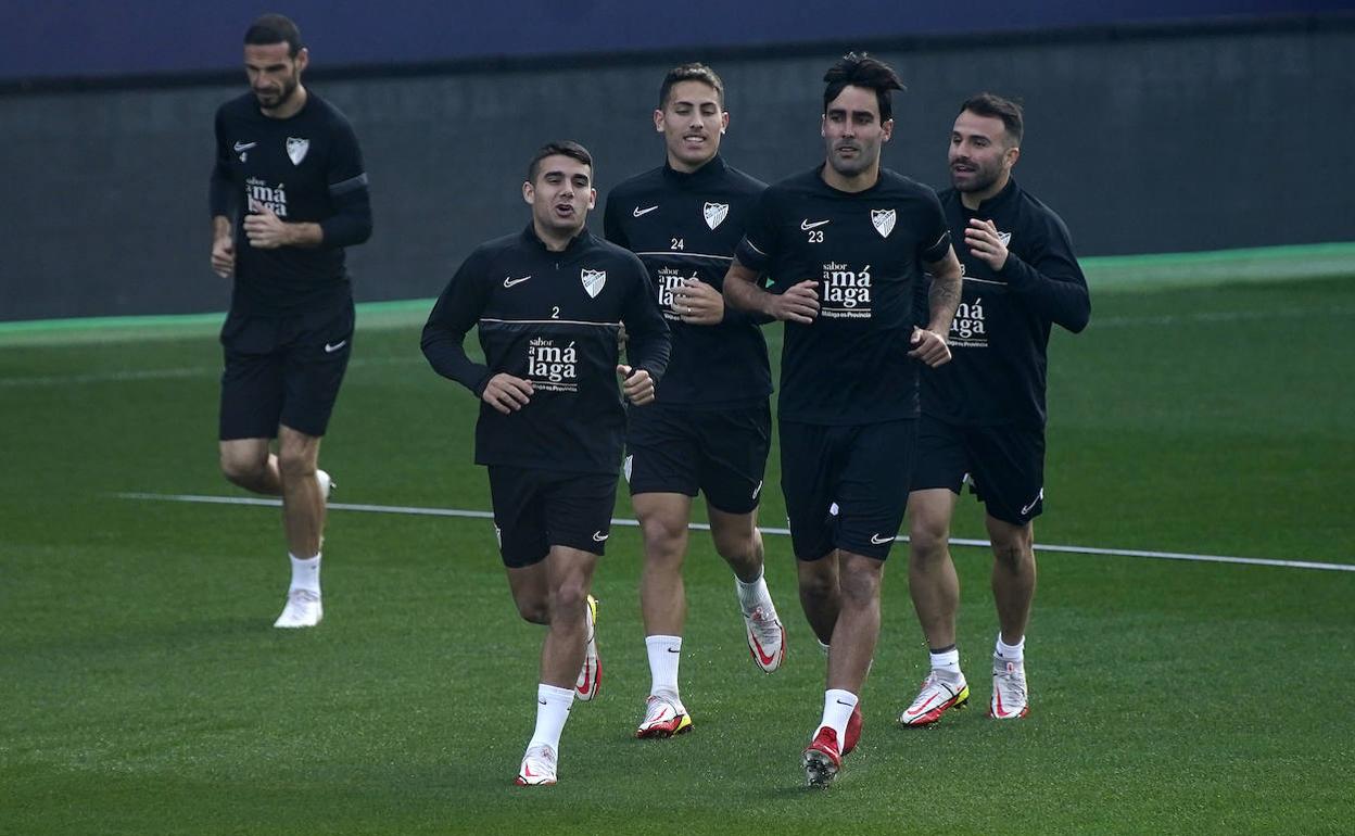 Jugadores del Málaga durante el entrenamiento de ayer en La Rosaleda.