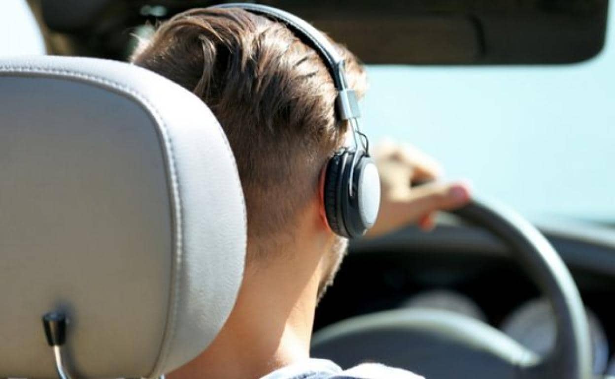 DGT: Tráfico solo permitirá usar auriculares a tres tipos de conductores a  partir de marzo