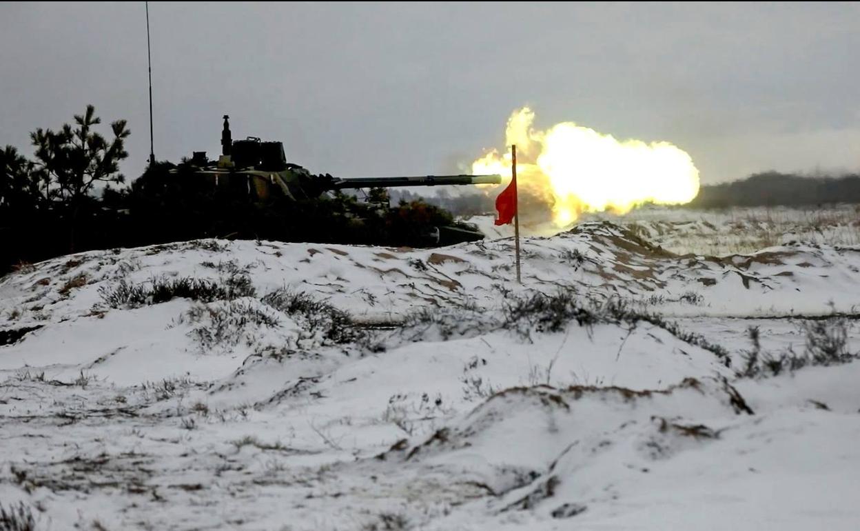 Un tanque ruso dispara durante las maniobras conjuntas que desarrolla el Ejército del Kremlin en territorio bielorruso, cerca de la frontera con Ucrania. 