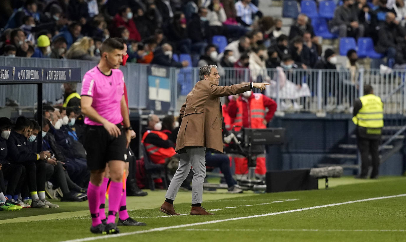 El Málaga pierde con el Almería en casa (0-1). 