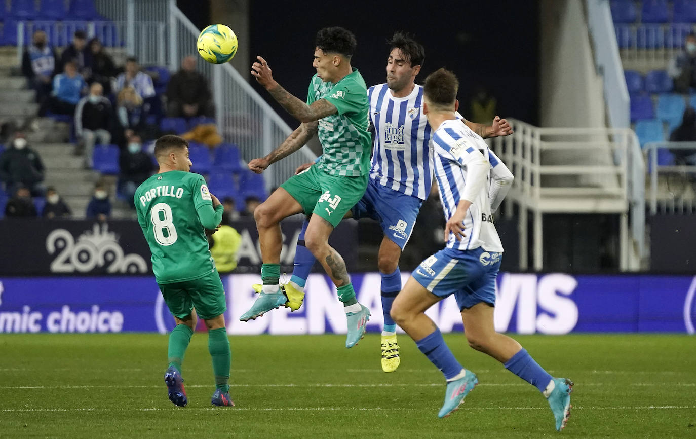 El Málaga pierde con el Almería en casa (0-1). 