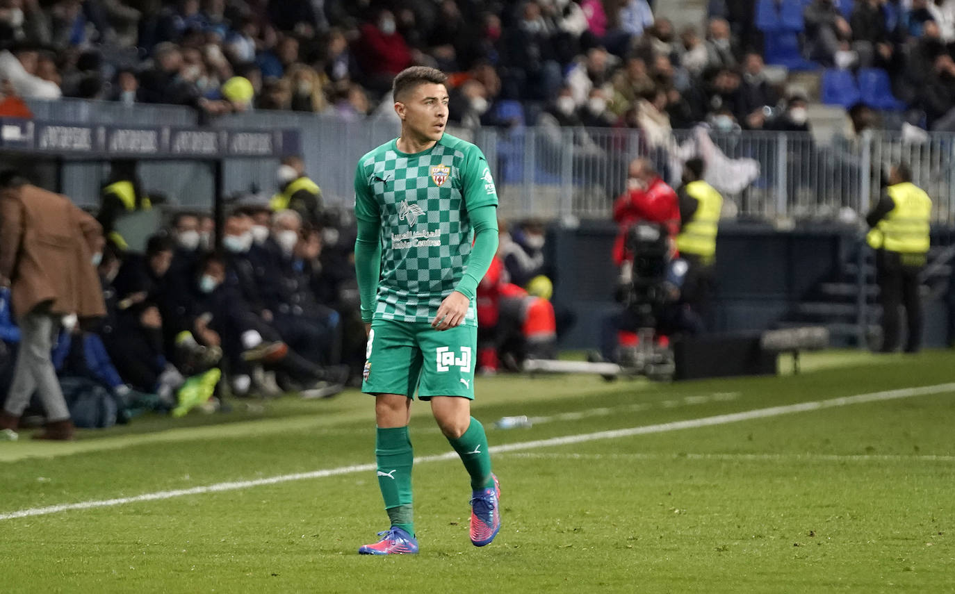 El Málaga pierde con el Almería en casa (0-1). 