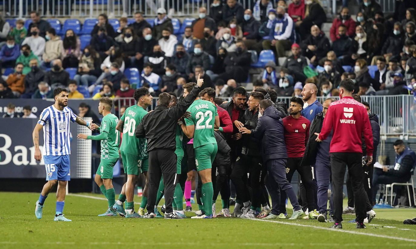 El Málaga pierde con el Almería en casa (0-1). 