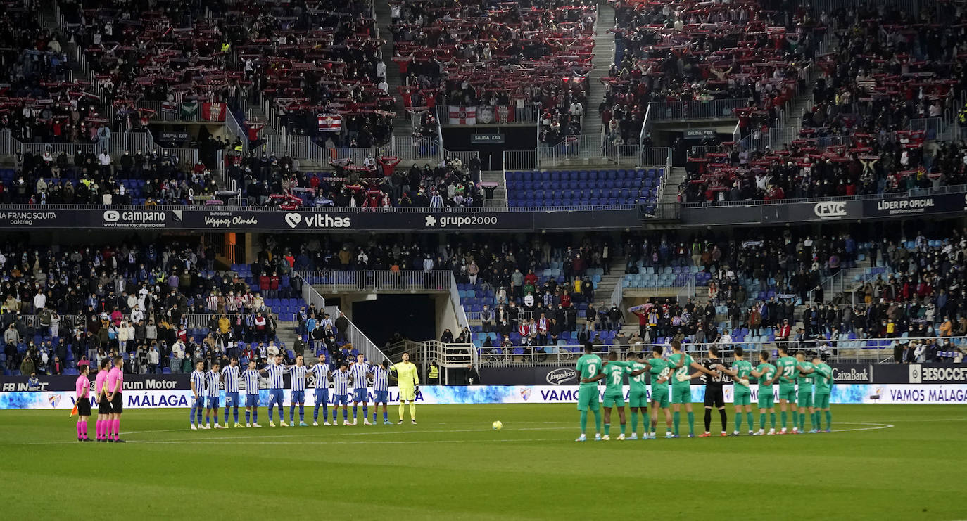 El Málaga pierde con el Almería en casa (0-1). 